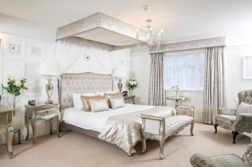 鲍内斯温德米尔外德波尔酒店的卧室配有白色的床和椅子