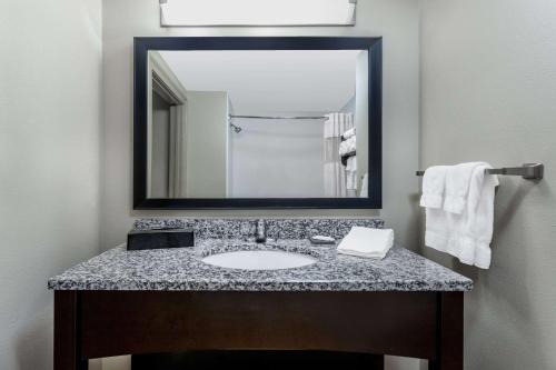 大洋城海洋城拉金塔旅馆及套房酒店的一间带水槽和大镜子的浴室