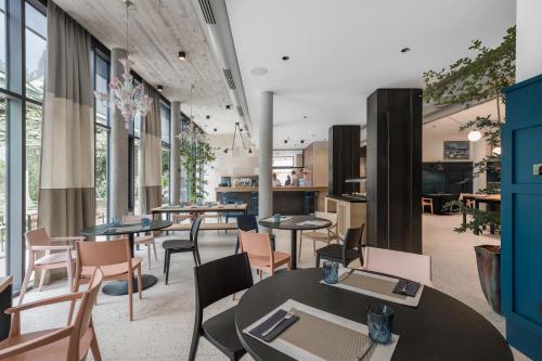 斯楚雅拉古纳酒店 - 达拉索斯特伦真的餐厅设有桌椅和窗户。