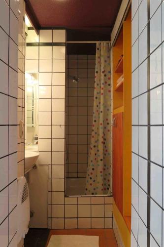 伍珀塔尔旅客一室公寓的一间带镜子和淋浴的浴室