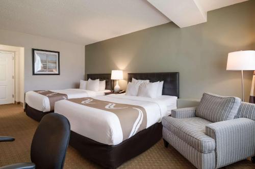 奥本Quality Inn & Suites的酒店客房,设有两张床和一张沙发