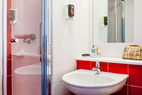 布莱克浦Forshaws Hotel - Blackpool的一间带水槽、卫生间和淋浴的浴室
