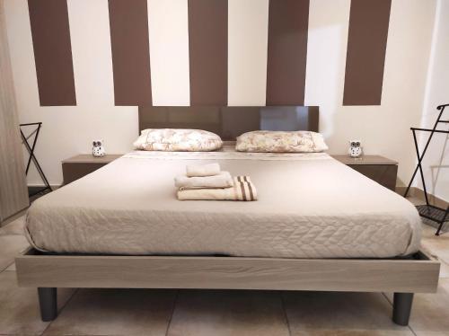 孔图尔西Dadilò - Casa Vacanza & Bed and breakfast的一间卧室配有一张床,上面有两条毛巾