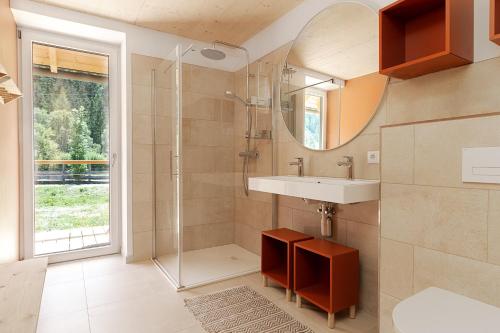 维尔达尔彭NaturparkResort Lausernest的带淋浴、盥洗盆和镜子的浴室