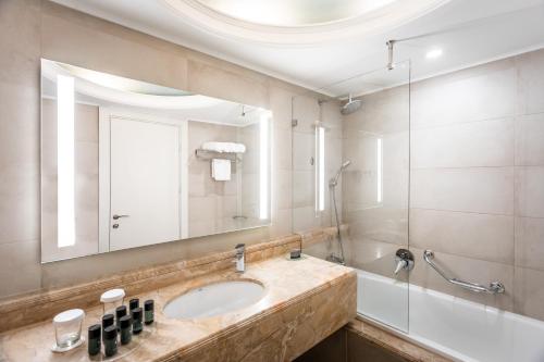 埃拉特埃拉特示巴女王酒店的一间带水槽、淋浴和镜子的浴室