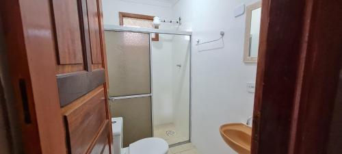 塞古罗港Pousada Morada dos Coqueiros的带淋浴和卫生间的小浴室