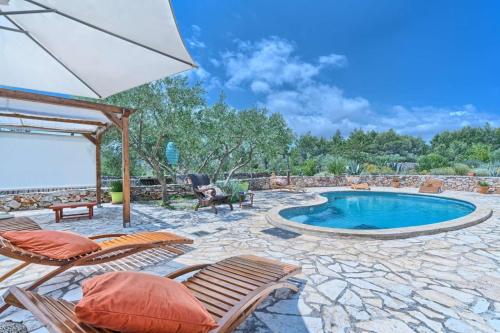 斯塔里格勒欧科萨梦幻别墅的一个带游泳池、椅子和遮阳伞的庭院
