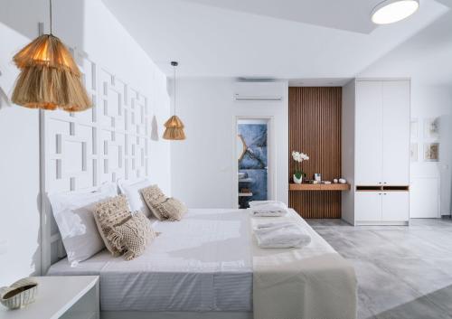 马塔拉Sea View Luxury Villa White in Blue的白色卧室设有一张白色墙壁的大床