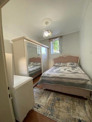 内夫谢希尔Budak Home的一间卧室配有一张床、梳妆台和镜子