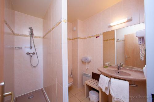 圣吉尔密斯Logis Jum'Hotel的一间带水槽、淋浴和卫生间的浴室