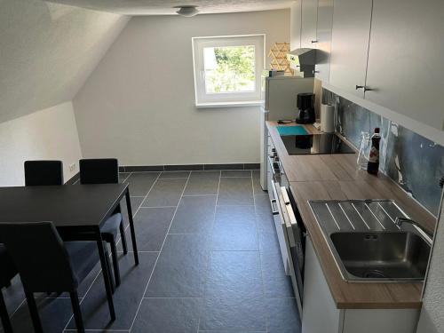 LendorfApartment 2的厨房配有水槽和桌椅