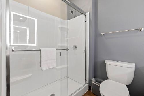 奥古斯塔Extended Stay America Premier Suites - Augusta的带淋浴和卫生间的浴室