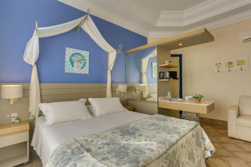 弗洛里亚诺波利斯朱丽别墅精品酒店的一间卧室配有一张床、一张桌子和一把椅子