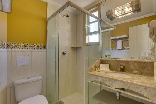 弗洛里亚诺波利斯朱丽别墅精品酒店的带淋浴、卫生间和盥洗盆的浴室