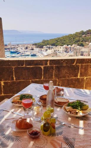 艾因西莱姆B&b Seaview terrace的一张桌子,上面摆放着食品和饮料,并享有海景