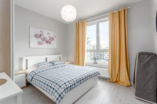 华沙Chill Apartments Ursus的白色的卧室设有床和窗户