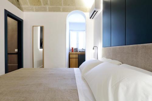 法维尼亚纳Mazzini Accommodation的一间卧室配有一张带蓝色橱柜的大床