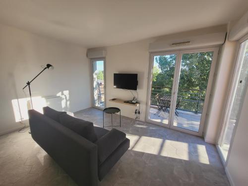 图卢兹Bel appartement contemporain proche des commodités的带沙发和电视的客厅