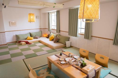 名古屋久Hisashi新栄店民泊的客厅配有桌子和沙发