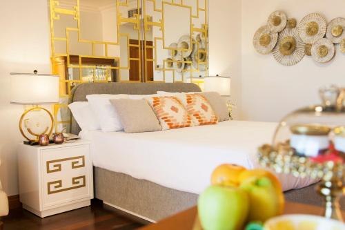 桑亨霍Augusta Eco Wellness Resort 4 Superior的卧室配有一张白色的大床和一张桌子