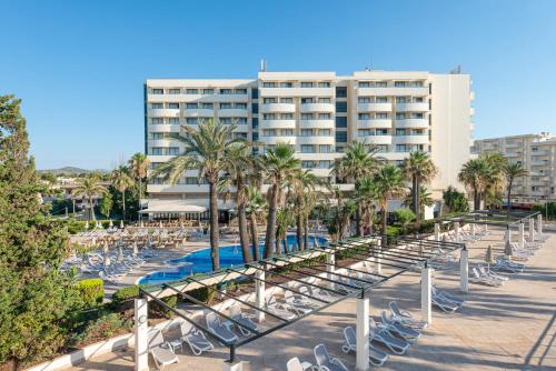 萨科马Welikehotel Marfil Playa的一个带椅子的度假胜地、一个游泳池和一座建筑