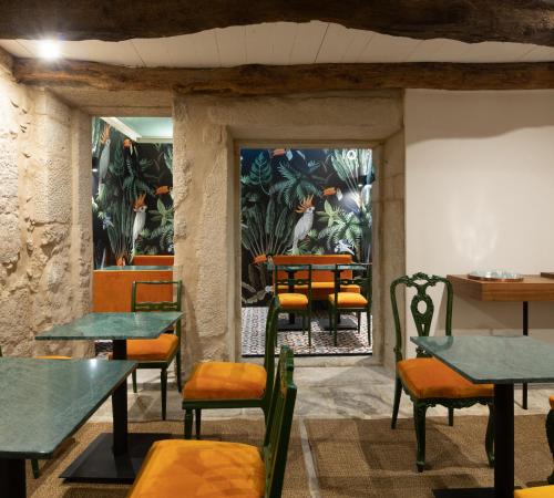波尔图Almadina Smart Luxury的配有桌椅的房间和植物墙