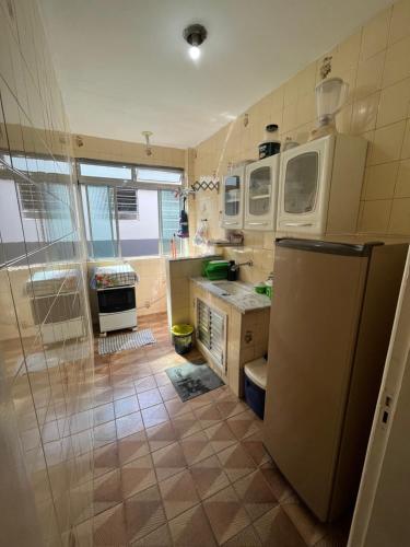 卡拉瓜塔图巴Apartamento no CENTRO de Caraguatatuba.的厨房配有冰箱和水槽