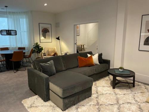 伦敦Brand new 3-bedroom home in London的客厅配有沙发和桌子