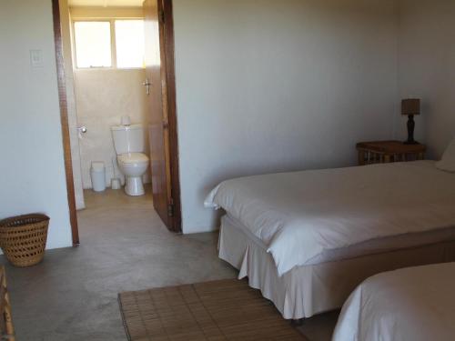 MpumeTHE HAVEN HOTEL的客房设有两张床和一间带卫生间的浴室。