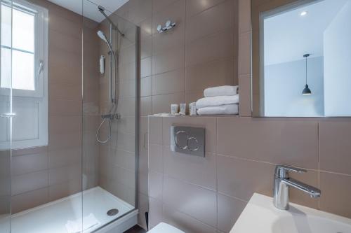 巴黎里拉斯布兰卡酒店的带淋浴、浴缸和盥洗盆的浴室