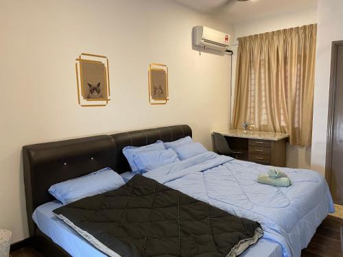浮罗山背Homestay Balik Pulau的一间卧室配有一张带蓝色床单的大床
