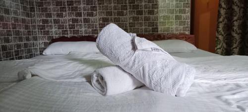 马焦茹达selfia guest house majorda的床上的一堆滚毛巾