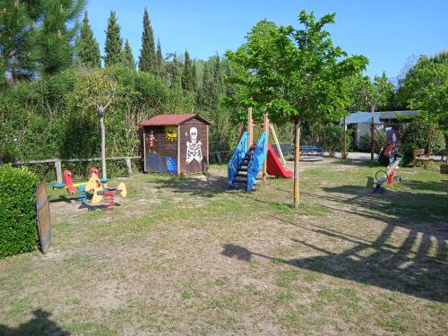 维亚雷焦Mobile home Comfort Viareggio - Camping Paradiso- R028的儿童游乐场和儿童在公园玩耍