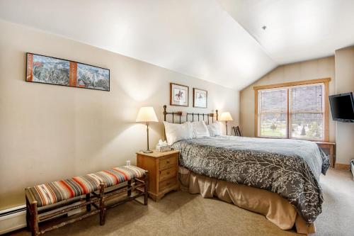铜山Copper Springs的一间卧室设有一张大床和一个窗户。