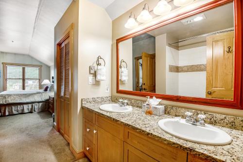 铜山Copper Springs的一间带两个盥洗盆和大镜子的浴室