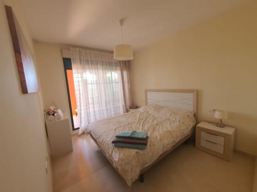 菲内斯特拉特Luxyry apartament Benidorm的一间小卧室,配有床和窗户