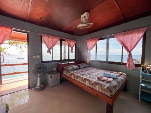 涛岛查尔简易别墅的一间卧室设有一张床,享有海景