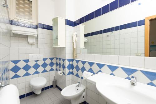 切塞纳蒂科凯撒酒店的蓝色和白色的浴室设有卫生间和水槽