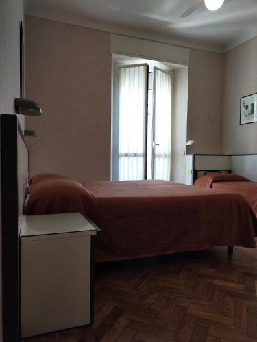 阿拉西奥Affittacamere Giannina的一间卧室设有一张大床和一个窗户。