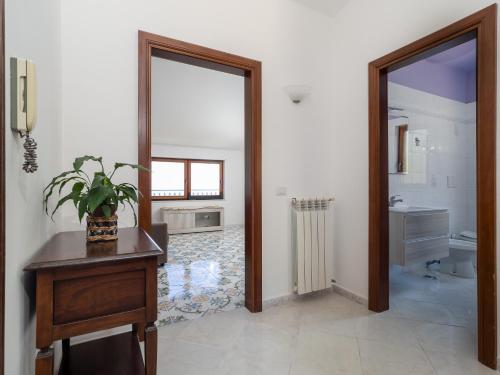 索伦托Il Sogno di Lorna的一间带桌子、卫生间和镜子的浴室