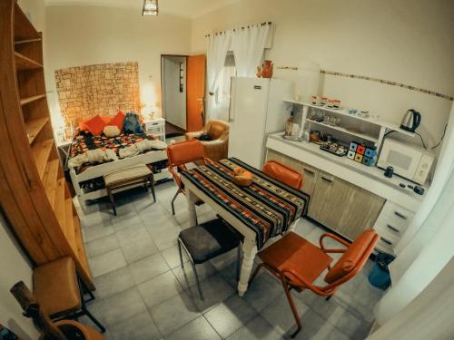 蒂诺加斯塔Raices Andinas的厨房以及带桌椅的起居室。