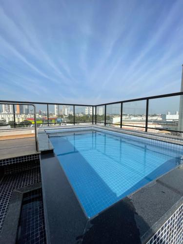 陶巴特KEEP SUÍTES HOTEL的大楼顶部的大型游泳池