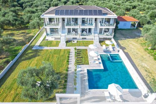 萨索斯Olia Thassos - Luxury Apartments的享有带游泳池的房屋的空中景致