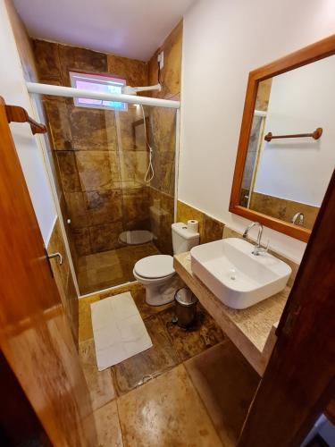 卡姆布库Pousada Bosque Cumbuco的一间带水槽、淋浴和卫生间的浴室