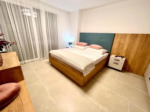 扎达尔ZADAR Panorama Sea View Apartments的一间卧室设有一张床和一个大窗户