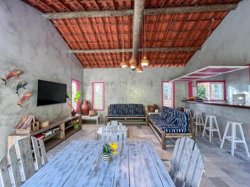伊卡莱Casa Zulu Umoya的客厅配有木桌和椅子