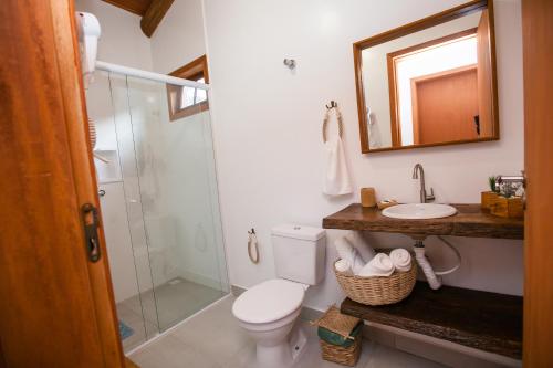 巴拉奈里奥-坎布里乌VEM para Balneario Camboriu na Praia do Estaleiro的浴室配有卫生间、盥洗盆和淋浴。
