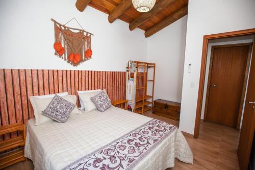 巴拉奈里奥-坎布里乌VEM para Balneario Camboriu na Praia do Estaleiro的一间卧室配有带枕头的床