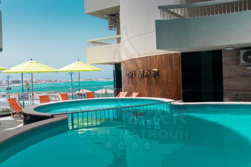 马特鲁港Delmar Hotel Matrouh的享有海滩景致的游泳池
