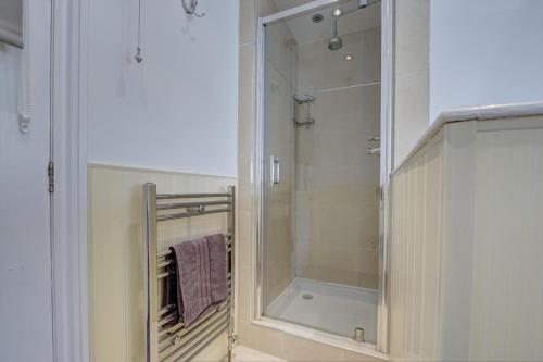 赫尔A Gem in Central Hull - Sleeps 6的浴室里设有玻璃门淋浴